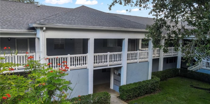 Кондоминиум с 2 спальнями в Дейви, Флорида № 1944861