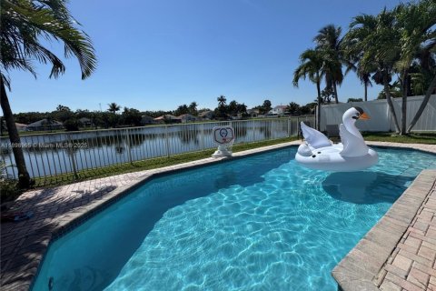Villa ou maison à vendre à Hollywood, Floride: 4 chambres, 187.2 m2 № 1950920 - photo 1