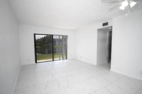 Condo in Coral Springs, Florida, 2 bedrooms  № 2292375 - photo 5