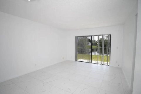Condo in Coral Springs, Florida, 2 bedrooms  № 2292375 - photo 4
