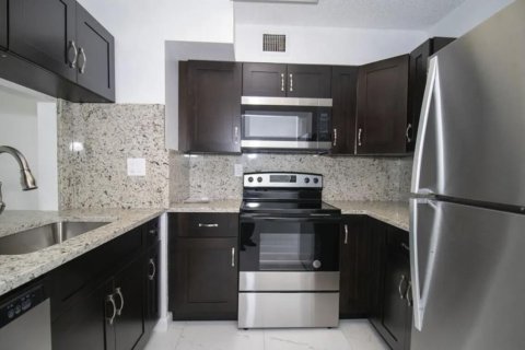 Condo in Coral Springs, Florida, 2 bedrooms  № 2292375 - photo 2