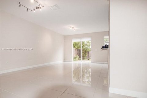 Touwnhouse à louer à Miami, Floride: 3 chambres, 168.34 m2 № 1931498 - photo 15
