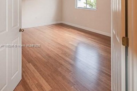 Touwnhouse à louer à Miami, Floride: 3 chambres, 168.34 m2 № 1931498 - photo 24