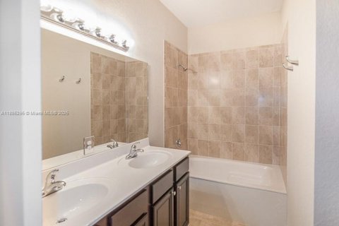 Touwnhouse à louer à Miami, Floride: 3 chambres, 168.34 m2 № 1931498 - photo 30