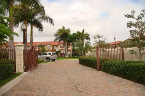 Touwnhouse à louer à Miami, Floride: 3 chambres, 168.34 m2 № 1931498 - photo 2