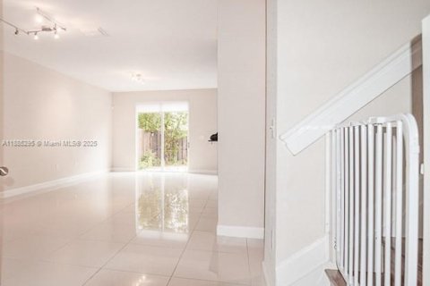 Touwnhouse à louer à Miami, Floride: 3 chambres, 168.34 m2 № 1931498 - photo 14