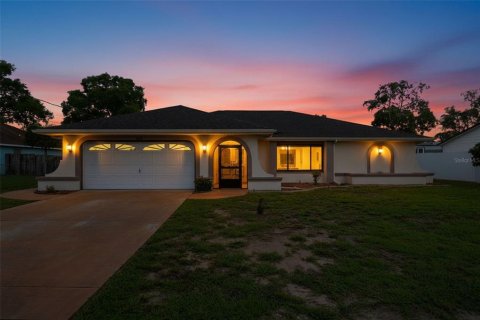 House in Spring Hill, Florida 2 bedrooms, 159.98 sq.m. № 2289946
