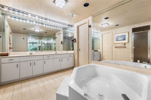 Condo in Bal Harbour, Florida, 3 bedrooms  № 1868616 - photo 14