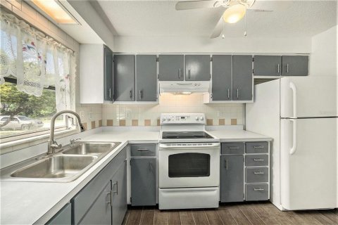 House in Spring Hill, Florida 2 bedrooms, 94.39 sq.m. № 1794986 - photo 11