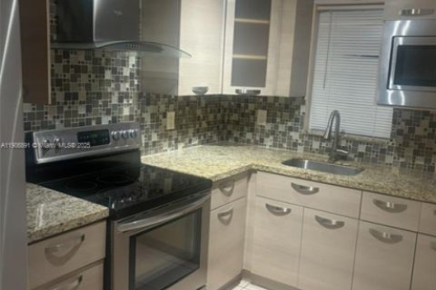 Immobilier commercial à louer à Hialeah, Floride: 2 chambres, 185.25 m2 № 1972688 - photo 1