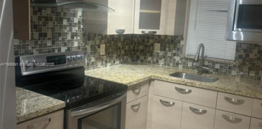 Immobilier commercial à Hialeah, Floride 2 chambres, 185.25 m2 № 1972688