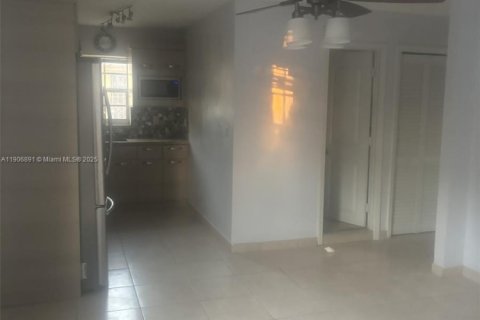 Immobilier commercial à louer à Hialeah, Floride: 2 chambres, 185.25 m2 № 1972688 - photo 3