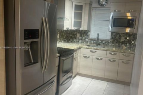 Immobilier commercial à louer à Hialeah, Floride: 2 chambres, 185.25 m2 № 1972688 - photo 2