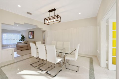 House in Miami Beach, Florida 4 bedrooms, 177.26 sq.m. № 1863395 - photo 14
