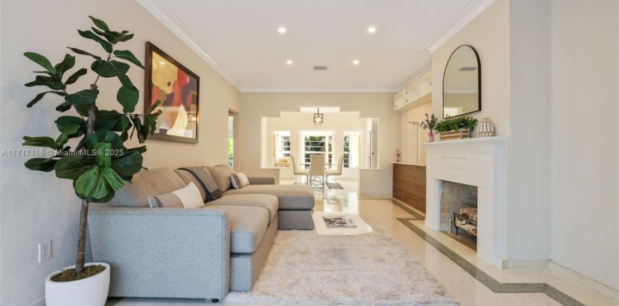 House in Miami Beach, Florida 4 bedrooms, 177.26 sq.m. № 1863395