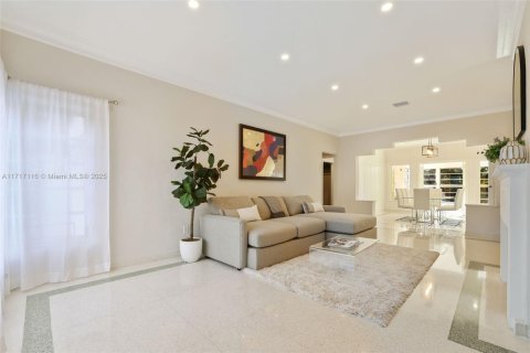 House in Miami Beach, Florida 4 bedrooms, 177.26 sq.m. № 1863395 - photo 4