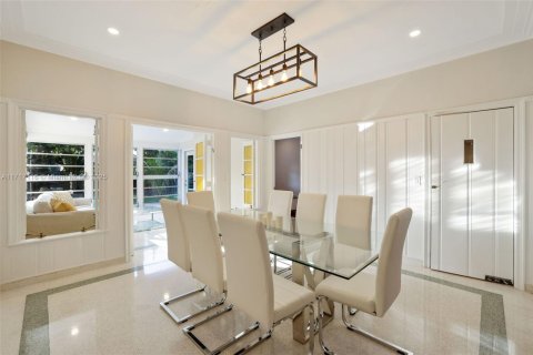 House in Miami Beach, Florida 4 bedrooms, 177.26 sq.m. № 1863395 - photo 12