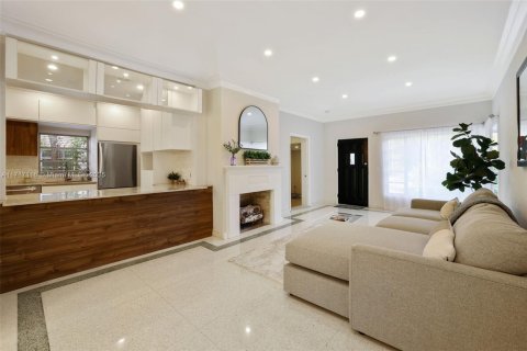 House in Miami Beach, Florida 4 bedrooms, 177.26 sq.m. № 1863395 - photo 8