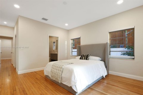 House in Miami Beach, Florida 4 bedrooms, 177.26 sq.m. № 1863395 - photo 24