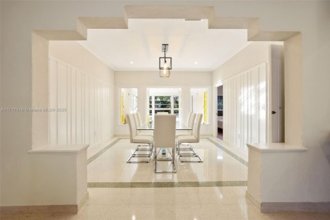 House in Miami Beach, Florida 4 bedrooms, 177.26 sq.m. № 1863395 - photo 11