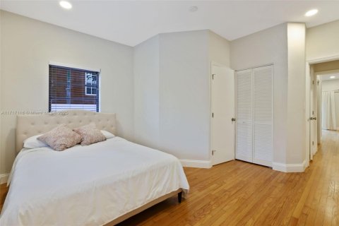 House in Miami Beach, Florida 4 bedrooms, 177.26 sq.m. № 1863395 - photo 29