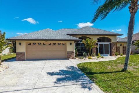 House in Punta Gorda, Florida 3 bedrooms, 213.3 sq.m. № 2166315