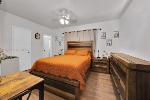 Casa en venta en Hialeah, Florida, 4 dormitorios, 196.95 m2 № 1986059 - foto 16