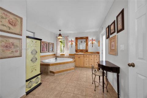 Casa en venta en Hialeah, Florida, 4 dormitorios, 196.95 m2 № 1986059 - foto 9