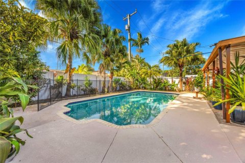 Casa en venta en Hialeah, Florida, 4 dormitorios, 196.95 m2 № 1986059 - foto 12