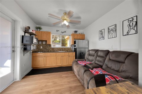 Casa en venta en Hialeah, Florida, 4 dormitorios, 196.95 m2 № 1986059 - foto 14