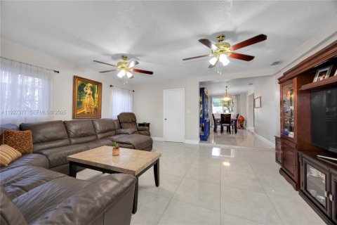 Casa en venta en Hialeah, Florida, 4 dormitorios, 196.95 m2 № 1986059 - foto 6