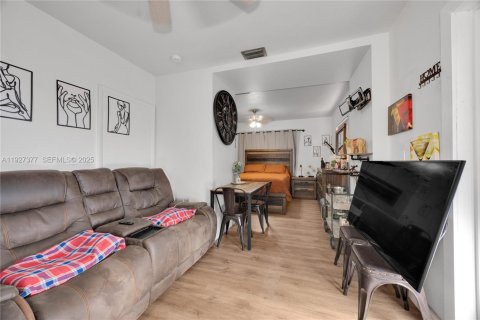 Casa en venta en Hialeah, Florida, 4 dormitorios, 196.95 m2 № 1986059 - foto 15