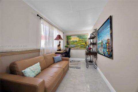 Casa en venta en Hialeah, Florida, 4 dormitorios, 196.95 m2 № 1986059 - foto 18