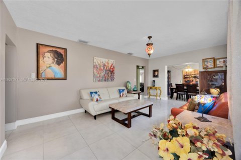 Casa en venta en Hialeah, Florida, 4 dormitorios, 196.95 m2 № 1986059 - foto 3