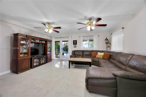 Casa en venta en Hialeah, Florida, 4 dormitorios, 196.95 m2 № 1986059 - foto 5