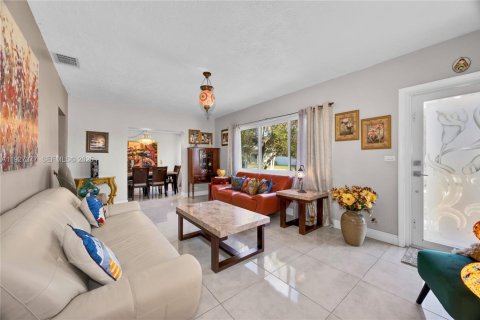 Casa en venta en Hialeah, Florida, 4 dormitorios, 196.95 m2 № 1986059 - foto 2