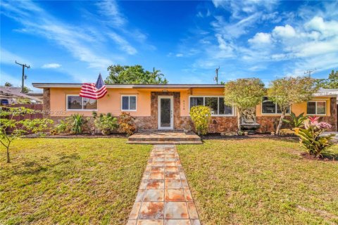 Casa en venta en Hialeah, Florida, 4 dormitorios, 196.95 m2 № 1986059 - foto 1