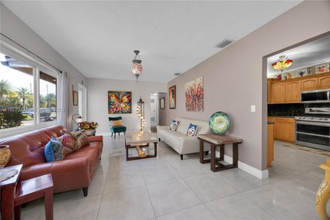 Casa en venta en Hialeah, Florida, 4 dormitorios, 196.95 m2 № 1986059 - foto 22