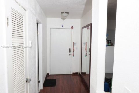 Condo in Miami, Florida, 1 bedroom № 2392949 - photo 6