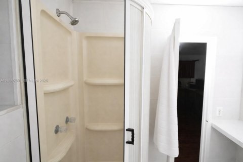 Condo in Miami, Florida, 1 bedroom № 2392949 - photo 12