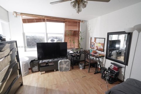 Condo in Miami, Florida, 1 bedroom № 2392949 - photo 3