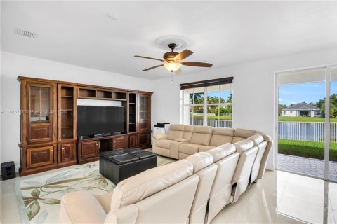 House in Weston, Florida 5 bedrooms, 208.1 sq.m. № 1930173 - photo 15