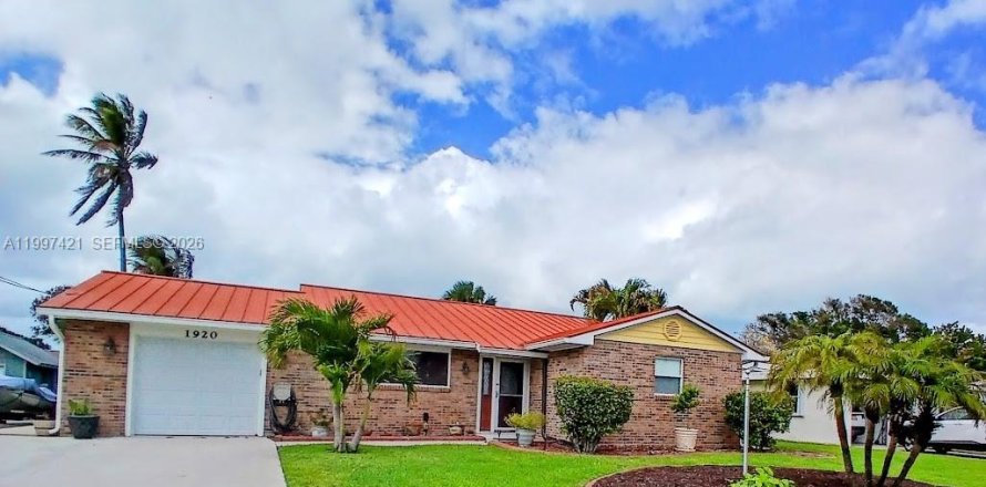 Дом в Хатчинсон-Айленд-Саут, Флорида 6 комнат, 151.62м2 № 2064636