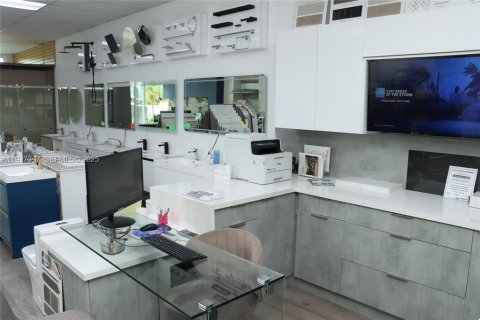 Commercial property in Kendall, Florida № 1986063 - photo 5