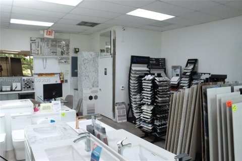 Commercial property in Kendall, Florida № 1986063 - photo 4