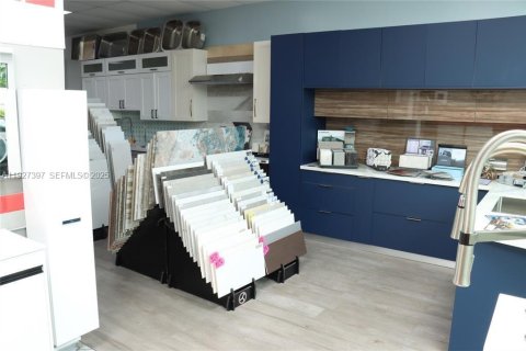 Commercial property in Kendall, Florida № 1986063 - photo 10