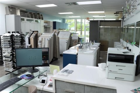 Commercial property in Kendall, Florida № 1986063 - photo 6