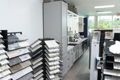 Commercial property in Kendall, Florida № 1986063 - photo 2