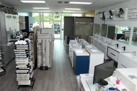 Commercial property in Kendall, Florida № 1986063 - photo 1