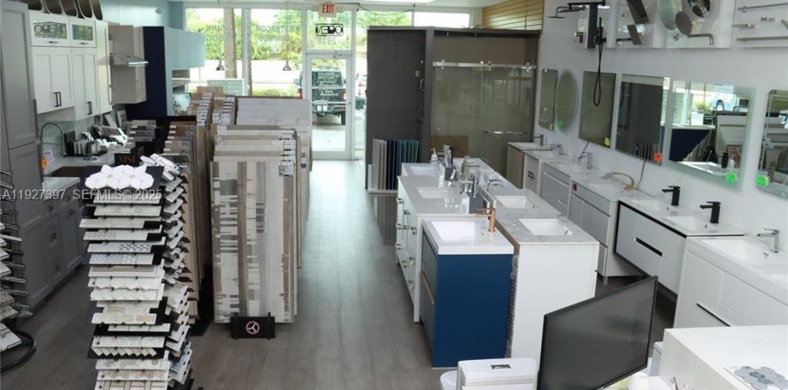 Commercial property in Kendall, Florida № 1986063